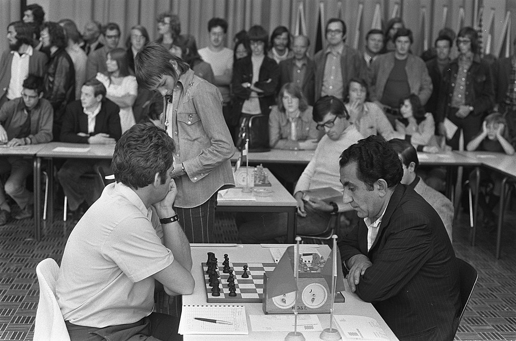 1024px-IBM-schaaktoernooi_veel_publiek_bij_partij_Spasski_links_tegen_Petrosjan_Bestanddeelnr_926-5585 | SJAKKNYHETER.NO FIDE World Chess Championship 1966, Tigran Petrosian, Boris Spassky
